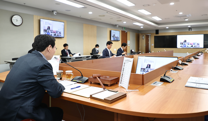 이상일 용인시장이 지난 28일 용인시 영상회의실에서 비대면 방식으로 전국대도시시장협의회를 열고 있다.(사진=용인시 제공)