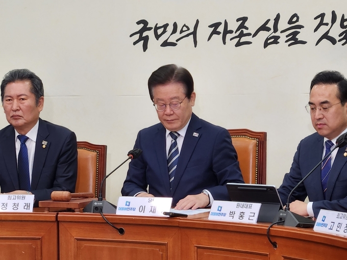 이재명 더불어민주당 대표가 29일 국회에서 열린 최고위원회의에 참석해 자리를 정돈하고 있다. (사진=김한별 기자)