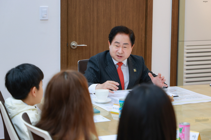 주광덕 시장이 '1일 명예시장'들과 대화를 나누며 시정에 대해 설명을 하고 있다.(사진=남양주시 제공)