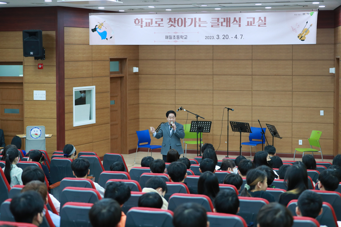 주광덕 시장이 '학교로 찾아가는 클래식 교실'을 방문해 학생들에게 클래식 교육에 대해 설명하고 있다.(사진=남양주시 제공)