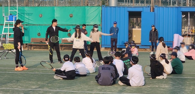  어린이들이 '어린이 테니스 아카데미'에서 테니스를 배우고 있다.(사진=남양주시 제공)