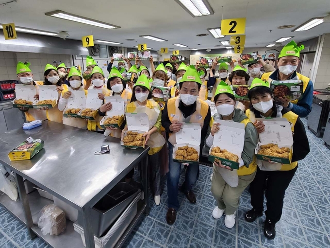 제너시스BBQ가 대한적십자사와 함께 치킨기부에 나선다. (사진=제너시스BBQ 제공)