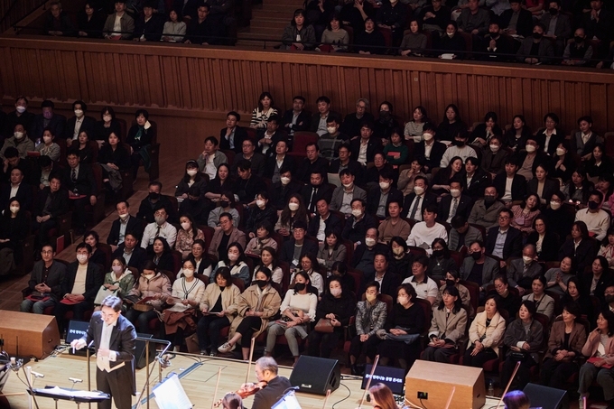 롯데 파트너사 직원들이 '행복나눔 동행콘서트'행사에 참석해 공연을 관람하고 있다. (사진=롯데 제공)