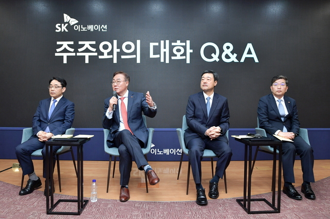 김준 SK이노베이션 부회장(왼쪽 두 번째)이 주주의 질문에 답하고 있다. (왼쪽부터) 김양섭 SK이노베이션 재무부문장, 김준 SK이노베이션 부회장, 지동섭 SK온 댙표이사, 나경수 SK지오센트릭 대표이사 (사진=SK이노베이션 제공)