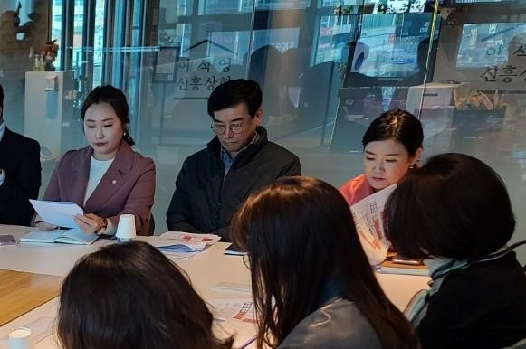 남양주시의회 이상기 부의장과 이경숙, 전혜연 의원이 청년창업센터를 찾아 청년지원정책 현장을 점검하고 지역 청년들과 소통했다.(사진=전혜연 의원 제공)