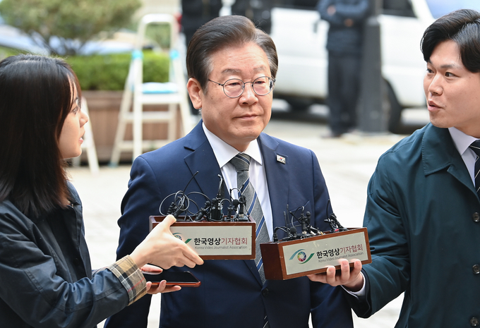  공직선거법 위반 혐의로 기소된 이재명 더불어민주당 대표가 법원에 들어서고 있다. (사진=연합뉴스 제공)