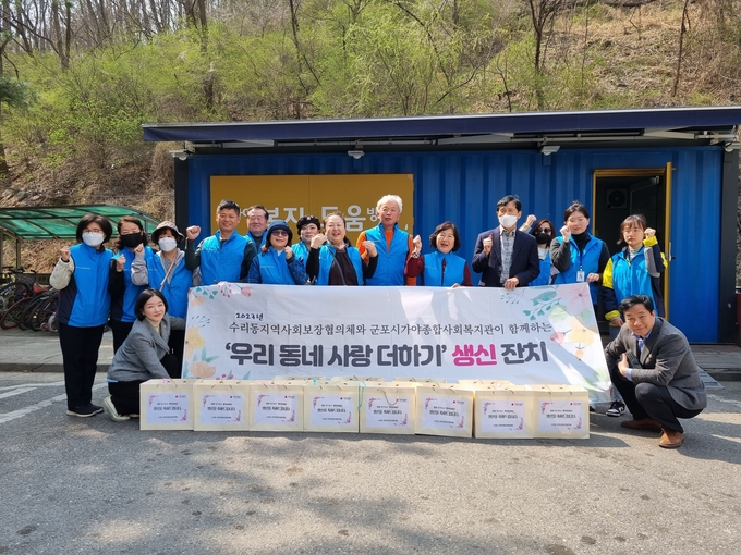 군포시 수리동 지역사회보장협의체는 지난 달 29일 관내 저소득 독거 어르신 가정을 방문하여 생신축하의 시간을 가졌다.(사진=군포시 제공)