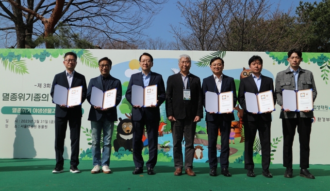 서울대공원에서 진행된 ‘멸종위기종의 날’ 행사에서 ‘멸종위기 야생생물 보전 후원 인정제’에 선정된 기업의 관계자가 인증서를 수상하고 기념촬영을 하고 있다.<br>
(왼쪽부터) 한섬 윤인수 상무, SK가스 우병재 부사장, 효성첨단소재 이주한 상무, 국립생태원 조도순 원장, 효성화학 최형식 상무, LG헬로비전 임성원 상무, 한국가스공사 관계자 (사진=SK가스)