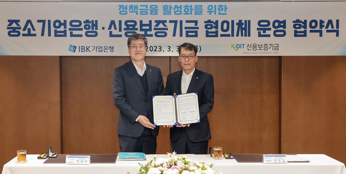 최원목 신용보증기금 이사장(왼쪽)과 김성태 IBK기업은행장이 지난 30일 기업은행 본사에서 열린 ‘정책금융 활성화를 위한 협의체 운영 협약’을 체결한 후 기념촬영을 하고 있다. (사진=신용보증기금 제공)