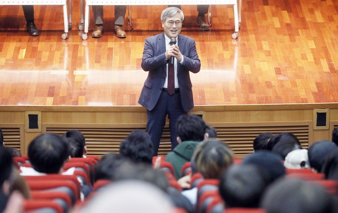 지난달 30일 인천경제자유구역청에서 열린 송도 워터프런트 1-2단계 실시설계 주민설명회에서 김진용 인천경제청장이 끝맺음 말을 하고 있다. ( 사진 = 인천경제청 제공 )