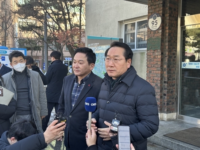 지난해 12월 유정복 인천시장(오른쪽)과 원희룡 국토교통부 장관(왼쪽)이 미추홀구청 앞에서 전세사기 피해 대책에 대한 답변을 하고 있다. ( 사진 = 조경욱 기자 )