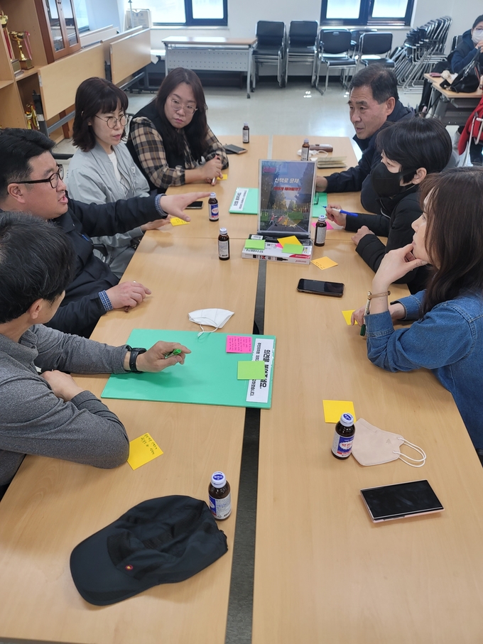 김포시 본동 주민들이 2024년도 마을 의제 발굴을 위해 토론을 벌이고 있다. (사진=김포시본동자치회 제공)