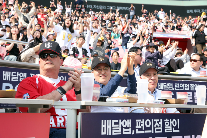 1일 오후 수원 KT 위즈파크에서 열린 2023 프로야구 개막전에서 (왼쪽부터)윌라드 벌러슨 미8군 사령관, 김동연 경기도지사, 필립 골드버그 주한 미국대사가 경기를 관람하고 있다. (사진=경기도 제공)