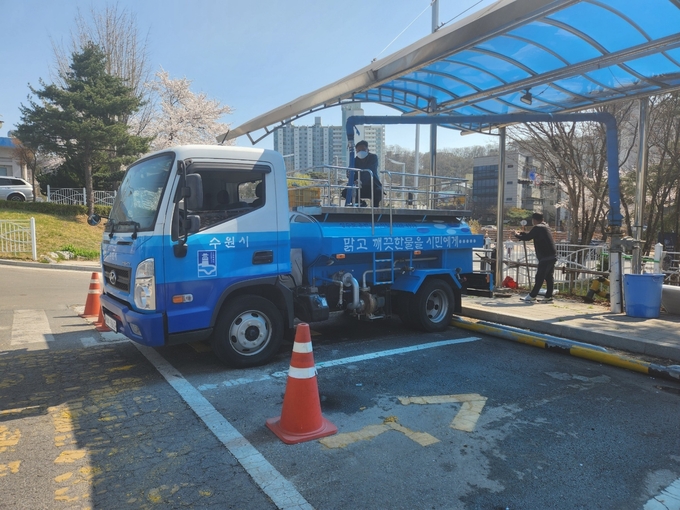 2일 상수도사업소 직원들이 장안구 소재 아파트 단지에 비상급수를 하고 있다. (사진=수원시 제공)