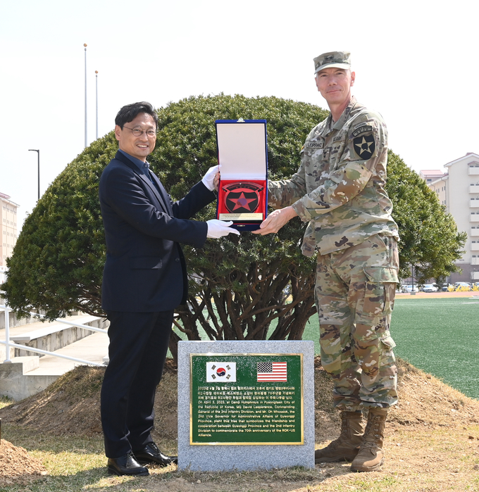 오후석 행정2부지사와 데이비드 레스퍼란스 미2사단장이 3일 한미상호방위조약 70주년 기념 식목행사에서 기념 촬영을 하고 있다. (사진=경기도 제공)