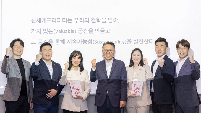 ‘에코랩’ 구성원과 신세계프라퍼티 임영록 대표(가운데)의 지속가능한 개발 원칙 선포 기념 사진. (사진=신세계프라퍼티 제공)
