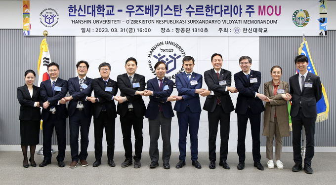 한신대, 우즈베키스탄 수르한다리야 주와 MOU 체결후 관계자들이 단체사진을 찍고 있다.(사진=한신대학교 제공)