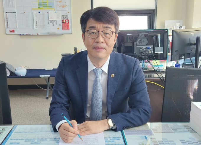 이오상 인천시의원(민주‧남동3)이 경기신문과 인터뷰하고 있다. ( 사진 = 박지현 기자 )