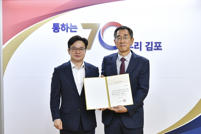 김병수 시장(왼쪽)으로부터 임명장을 받은 이계현 신임 대표이사가 기념사진을 찍고 있다. (사진=김포문화재단 제공)