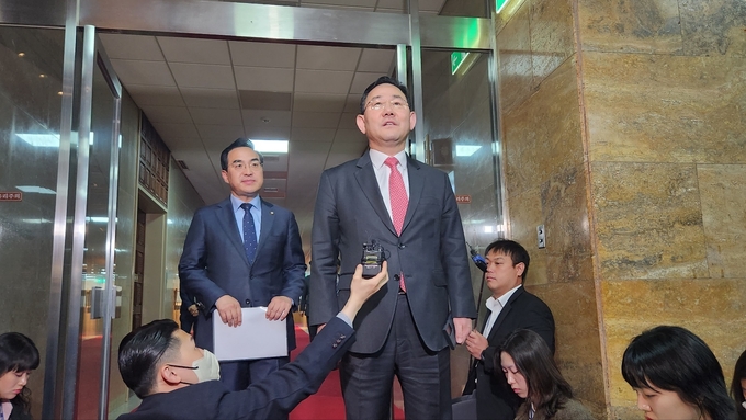 주호영 국민의힘(오른쪽)·박홍근 더불어민주당 원내대표(왼쪽)가 4일 국회에서 김진표 국회의장 주재의 삼자 회동을 마친 뒤 기자들과 만나 회동 내용을 설명하고 있다. (사진=김한별 기자)