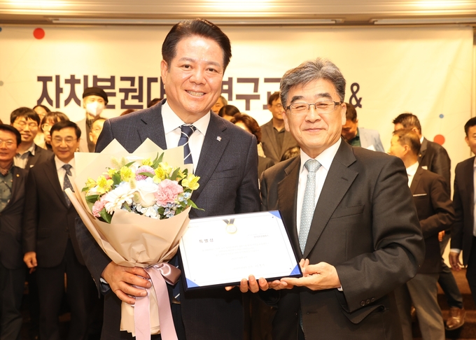 최대호 안양시장(왼쪽)이 자치분권대학 캠퍼스 부문 특별상을 수상하고 있다.(사진=안양시 제공)