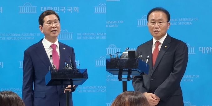 국민의힘 김학용 의원(왼쪽)과 윤재옥 의원(오른쪽)이 4일 국회 소통관에서 각각 원내대표 출마 선언을 마치고 나와 기자들의 질문에 답하고 있다. (사진=김한별 기자)