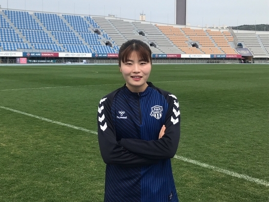 4일 수원종합운동장에서 진행된 수원FC 출입 기자단 간담회가 끝난 뒤 수원FC 위민 미드필더 송재은이 사진을 찍고 있다. (사진=유창현 기자)