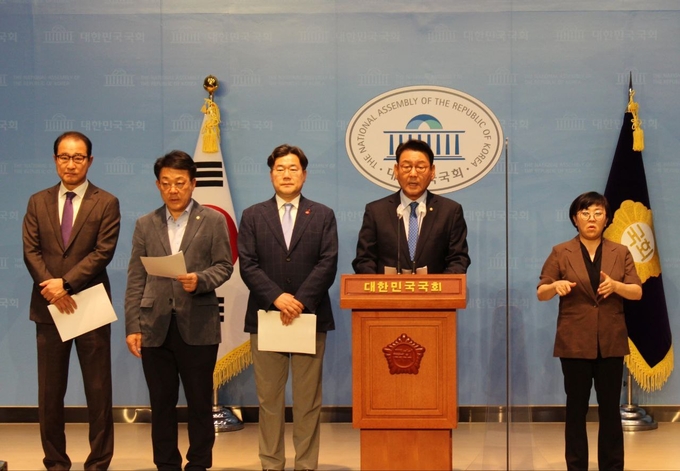 4일 오후 서울 국회 소통관에서 더불어민주당 김교흥(서구갑)‧유동수(계양갑)‧박찬대(연수갑)‧허종식(동구미추홀구갑)‧이성만(부평갑) 의원들이 신월여의지하도로 통행료 인상 철회를 요구하는 기자회견을 열고 있다. ( 사진 = 허종식 의원실 제공 )