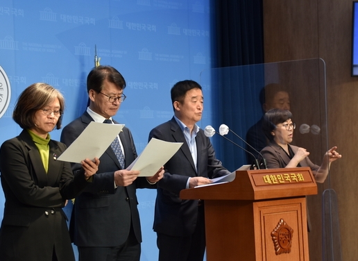 정순신검사특권진상조사단이 4일 오전 국회 소통관에서 기자회견을 열고 설문조사 결과를 발표하고 있다. (사진=강득구 의원실 제공)
