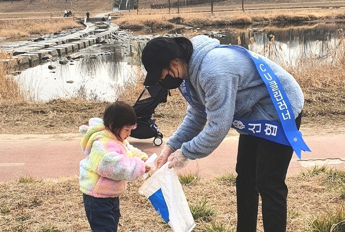 ‘CU클린러너&하이커’ 활동에 참여한 신협중앙회 직원이 쓰레기를 주우며 환경정화에 나섰다. (사진=신협중앙회 제공)