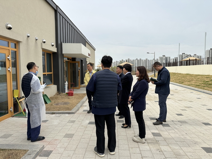 시흥시는 지난 4일 개소 1주년을 맞은 동물누리보호센터의 운영상황 점검과 보호동물동 현장 점검과 더불어 근무자의 노고를 격려하는 활동에 나섰다.(사진=시흥시 제공).