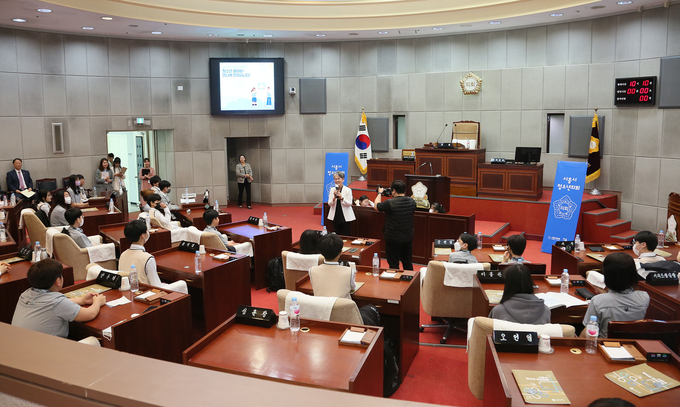 시흥시의회가 지난 4일 응곡중학교를 시작으로 2023년 시흥시 청소년 모의의회를 본격적으로 개최했다.(사진=시흥시의회 제공).