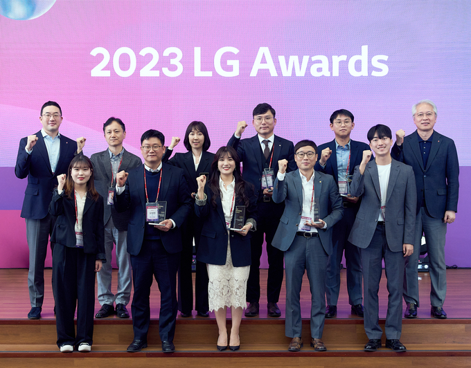 4일 경기도 이천 LG인화원에서 열린 LG 어워즈에서 구광모 (주)LG 대표(뒷줄 왼쪽 첫번째)가 고객 대표(앞줄 좌우 끝), 수상자들과 기념 촬영을 하고 있다. (사진=LG 제공)