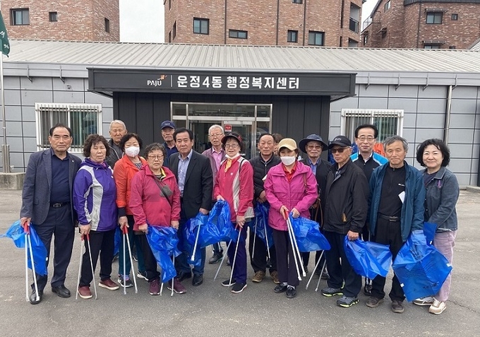 파주시 운정4동에서 동네 어르신들로 구성된 ‘실버경찰대 발대식’을 개최했다. (사진=파주시 제공)