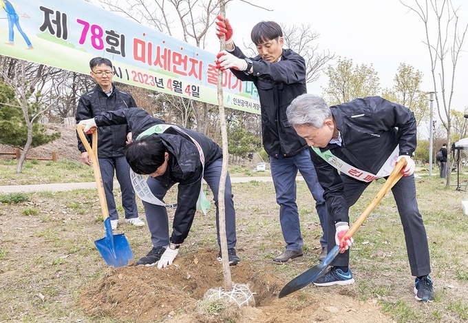 지난 4일 윤환 구청장이 경인아라뱃길 다남주민생활공간에서 나무를 심고 있다. ( 사진 = 계양구 제공 )