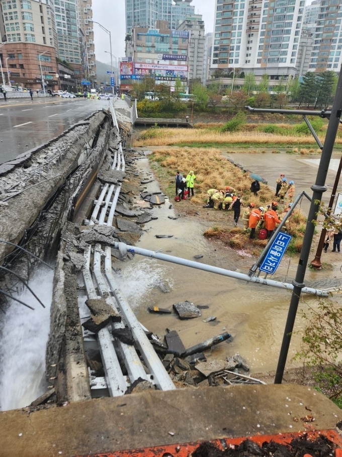 성남시 분당구 정자동에서 하천을 가로지르는 교각 난간이 무너지는 사고가 났다. (사진=경기도소방재난본부 제공)
