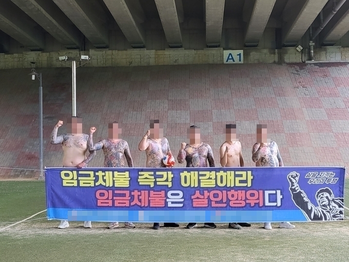  건설현장을 협박하며 금품을 갈취한 혐의로 구속 송치된 건폭 일당. (사진=경기남부경찰청 제공)