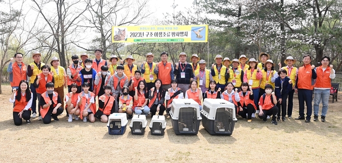 야생생물보호연합 광주시지회 회원들이 수리부엉이등 구조된 야생조류를 방사하고 기념하고 있다. (사진=광주시 제공)