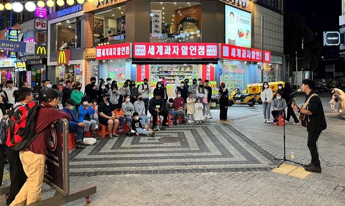 지난해 안양일번가에서 열린 만안구 거리공연 모습.(사진=안양시 제공)