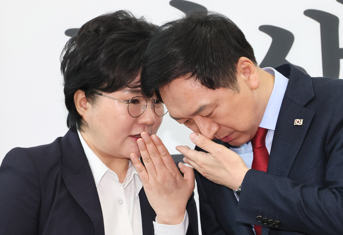 국민의힘 김기현 대표가 지난달 27일 국회에서 최고위원회의를 마친 뒤 조수진 최고위원과 대화하고 있다. (사진=연합뉴스)