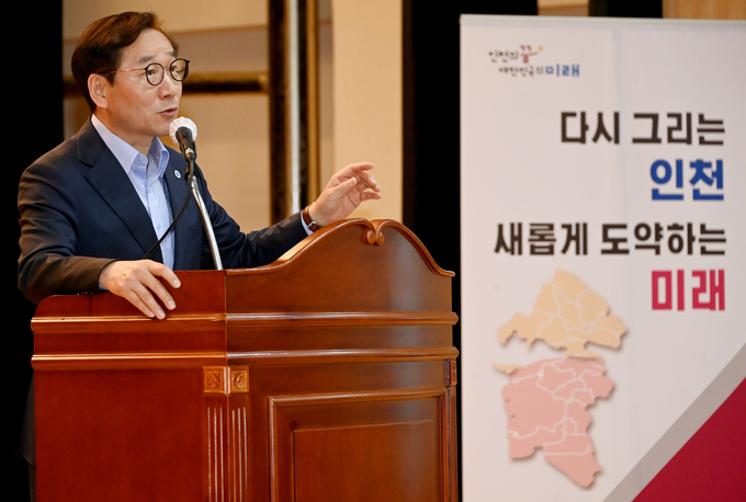 5일 서구 서부여성회관에서 열린 '서구 분구 행정체제 개편 주민설명회'에서 유정복 인천시장이 인사말을 하고 있다. ( 사진 = 인천시 제공 )