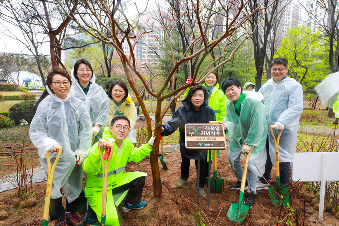과천시의회(는 식목일 나무심기 행사에 참여해 식목일 기념식수 600주를 식재했다.(사진=과천시의회 제공)