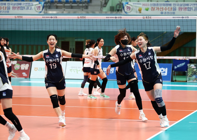 2023 한국실업배구연맹전이 7일부터 12일까지 6일간 강원도 홍천에서 개최된다. 사진은 지난 해 여자부 우승을 차지한 수원시청 선수들 모습. (사진=발리볼코리아닷컴 제공)