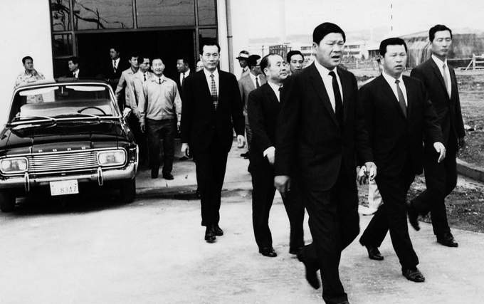 1969년 폴리에스터 원사 공장 준공식에서 최종건 창업회장(앞 줄 왼쪽)과 최종현 선대회장(앞 줄 가운데) (사진=SK그룹 제공)