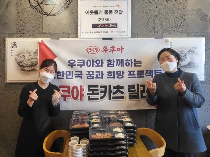 제너시스BBQ 그룹 계열사인 우쿠야 서구점이 행정복지센터에_돈카츠 도시락을 기부하고 있다. (사진=제너시스BBQ 제공)