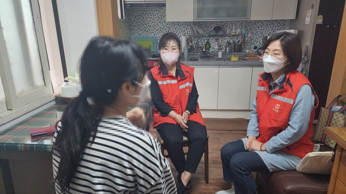 시흥시 목감동 지역사회보장협의체는 마을복지사업으로 관내 독거 어르신 안부 확인을 위한 1대1 일촌맺기 ‘돌봄희망네트워크’ 특화사업을 추진 중에 있다.(사진=시흥시 제공).