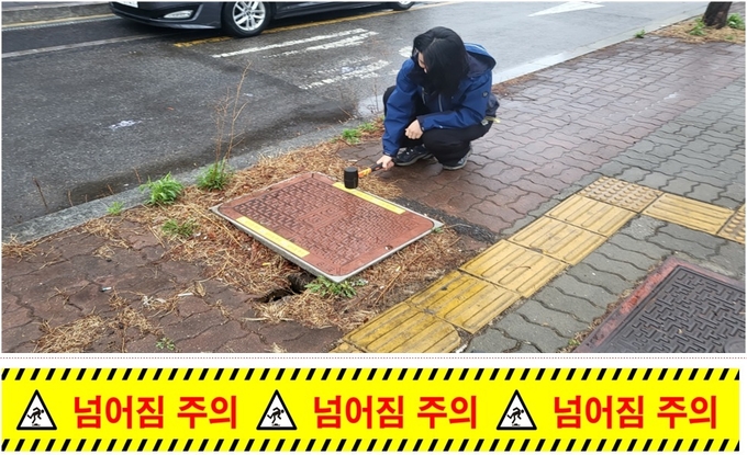 보행자 주의표시 안전스티커을 부착하고 있다. (사진=한전 경기본부 제공) 