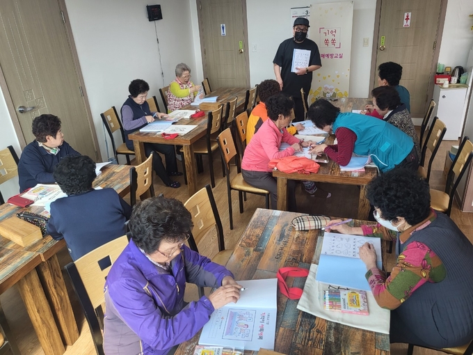 여주시치매안심센터는 찾아가는 「기억쏙쏙」 치매예방교실을 운영한다. (사진=여주시 제공)