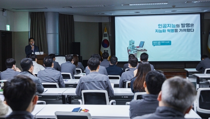  공항철도 검암사옥에서 임직원들이 ‘챗GPT’ 교육을 받고 있다. ( 사진 = 공항철도 제공 )