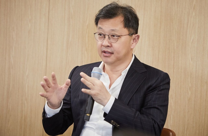 최재원 SK온 수석부회장이 5일 관훈사옥에서 진행된 타운홀 미팅에서 질문에 답변하고 있다. (사진=SK온 제공)